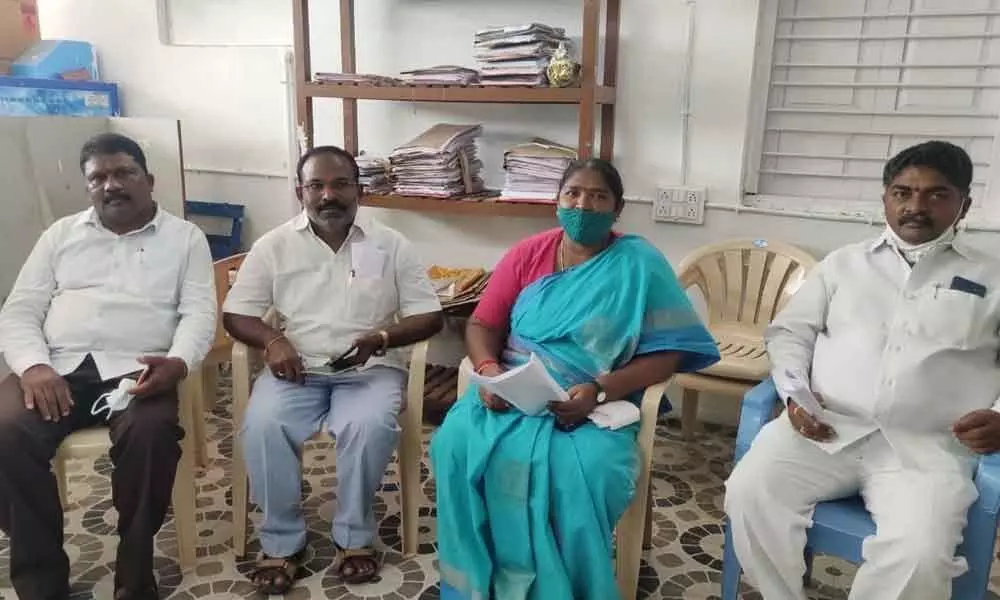 AICC women’s wing general secretary and Mulugu MLA Seethakka speaking at a party activists meeting in Mulugu on Monday