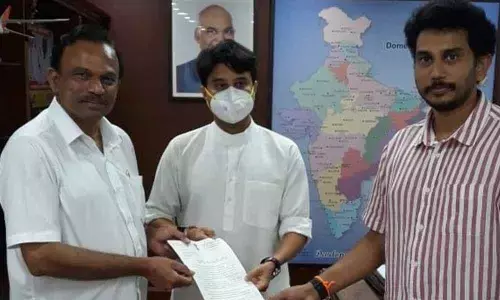 MP Magunta Srinivasulu Reddy meeting Minister Jyothiraditya M Scindia in New Delhi on Monday