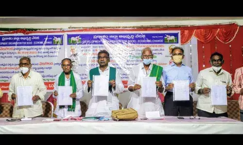 Farmers leaders releasing the statistics of water being released to Prakasam district from Nagarjuna Sagar project at a press meet in Ongole on Monday