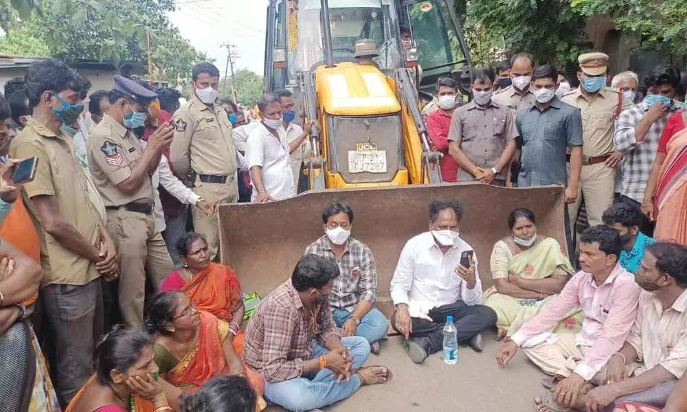 Visakhapatnam South constituency MLA Vasupalli Ganesh Kumar and vendors staging a protest in Visakhapatnam on Tuesday
