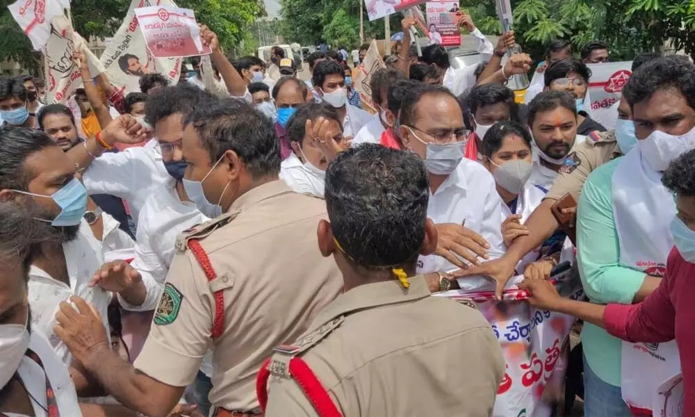 Police blocking the JSP leaders in Visakhapatnam on Tuesday