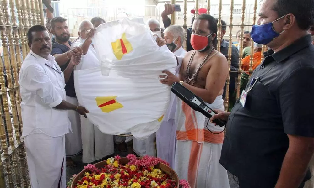 Koppera family donates Hundi to Srivari temple