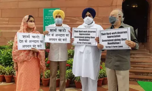 Congress & Akali Dal boycott PM