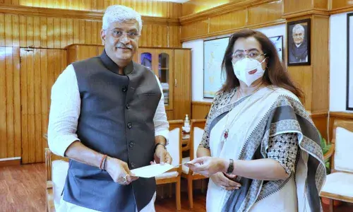 MP Sumalatha meets Union minister Gajendra Singh Shekhavat
