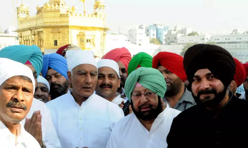 Accompanying 62 MLAs, Sidhu pays obeisance at Golden Temple
