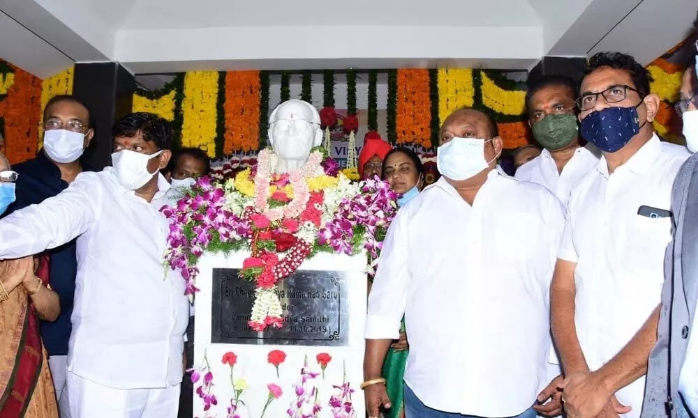 TS Planning Board Vice Chairman B Vinod Kumar and Minister G Kamalkar unveiling the statue of prominent educationist Cheeti Ayodhya Rama Rao in Karimnagar on Wednesday