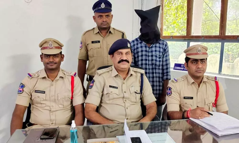ACP Naresh Kumr (Centre), Inspector D Vishweshwar (left) and sub-inspector Naveen Kumar revealing details to media persons at Parvathagiri in Warangal Rural district on Wednesday
