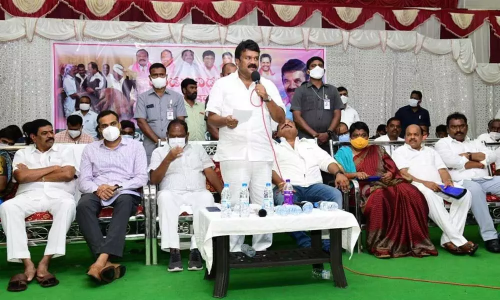 Minister  T Srinivas Yadav addressing a gathering at Jammikunta in Karimnagar district on Thursday