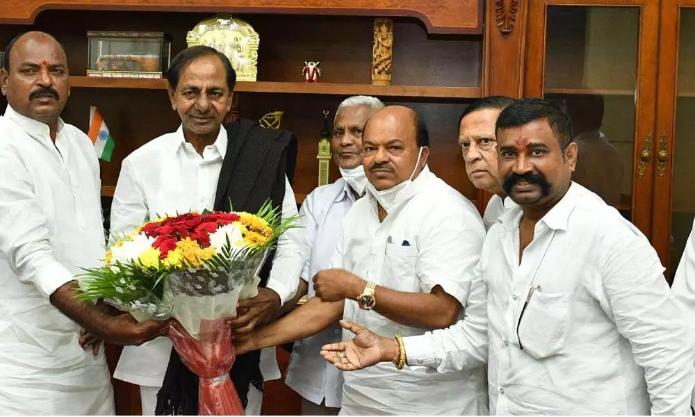 Telangana Kuruma Sangam felicitates CM KCR