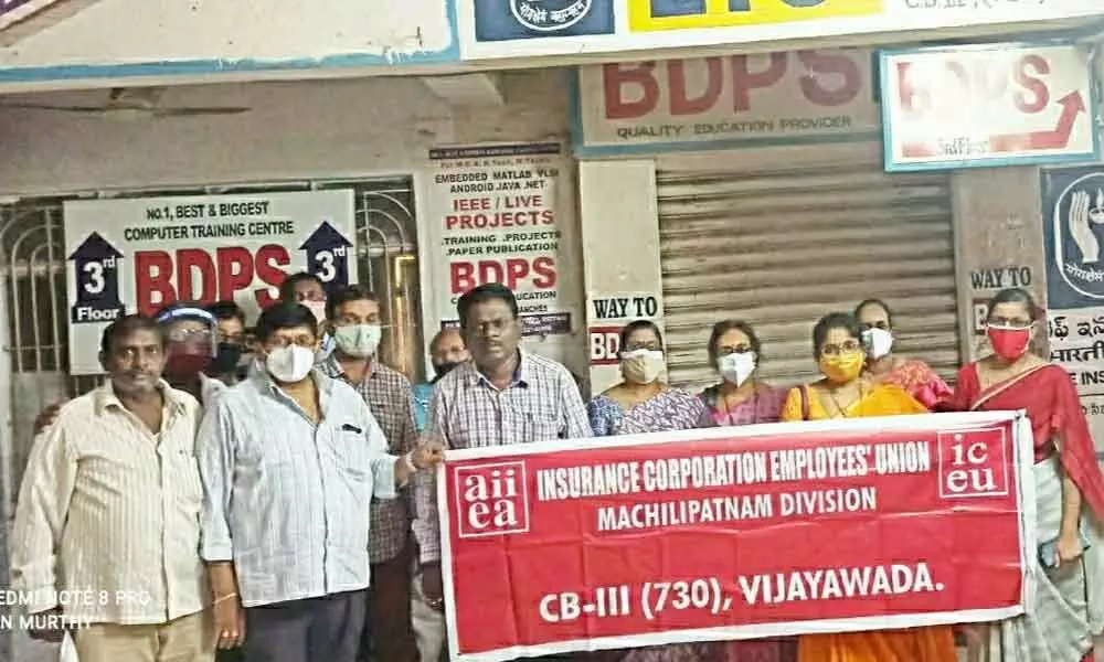 LIC employees stage protest against privatisation move