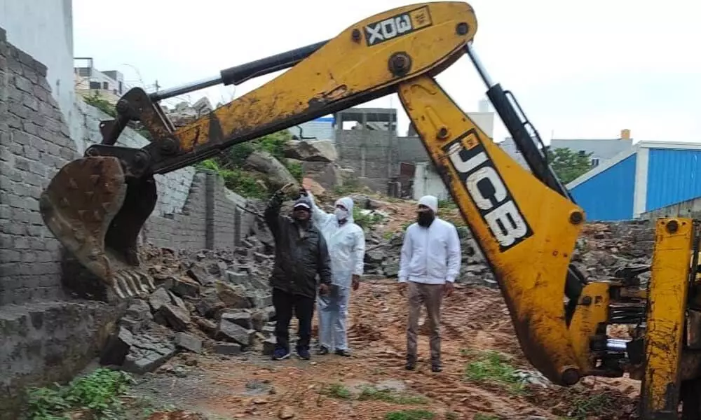Revenue officials out to rein in encroachers in Rajendranagar