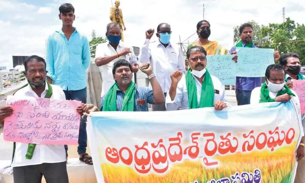 AP Rythu Sangham members staging a protest in front of Gandhi Statue in Chittoor on Friday