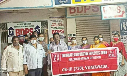LIC employees stage protest against privatisation move