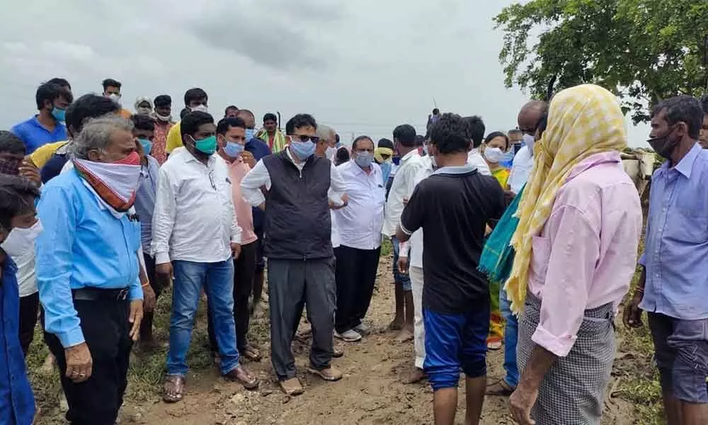 Peddapalli: Sridhar Babu asks Government for Relief to Farmers