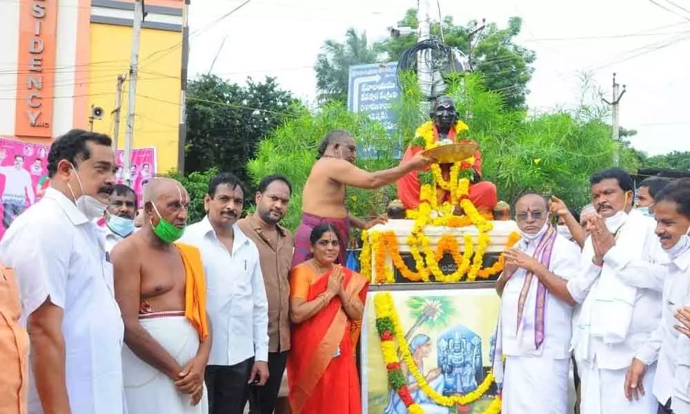 Priests performing special pujas to the statue of Dhammakka on the occasion of Dhammaka Seva Yatra in Bhadrachalam on Satruday