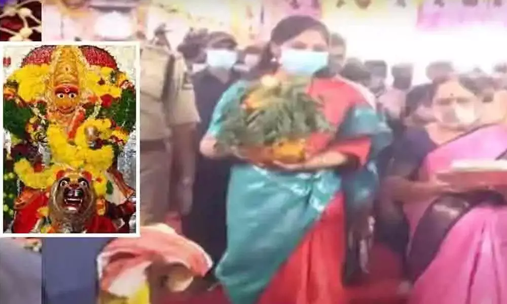 CM KCRs wife Shobha offers Bonam at Secunderabad Ujjaini Mahankali temple