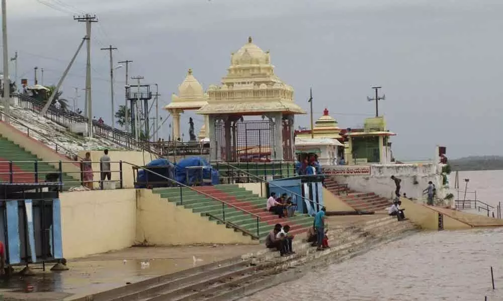 Godavari level recedes slowly at Bhadrachalam