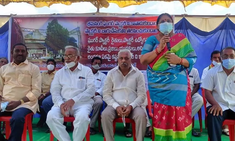 Former MLA K Lalitha Kumari addressing the farmers in all-party meet held at Bheemasingi sugars in Jami mandal on Sunday.