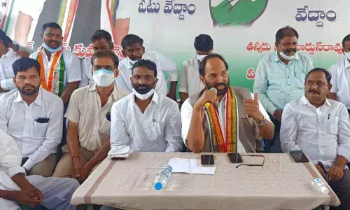 Uttam Kumar Reddy addressing the press in Huzurnagar on Sunday