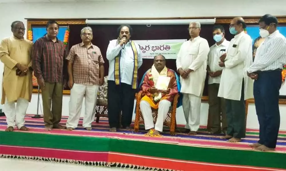 The organisers felicitating Dr Ramakrishna