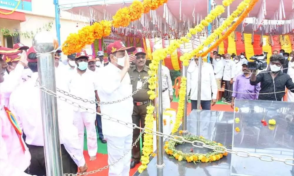 MLC Govinda Reddy paying tributes to the martyrs on the occassion of Kargil Vijay Diwas, at Rangasamudram village in Porumamilla mandal on Monday