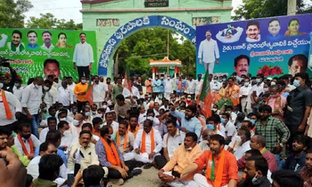 Tension erupts at Proddutur as BJP leaders hold protests against setting up Tipu Sultan statue