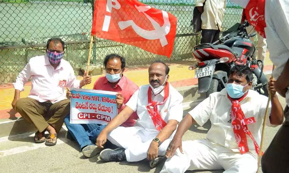 Left activists staging a protest at Vijayawada Municipal Corporation office  on Wednesday 	Photo: Y Vinay Kumar