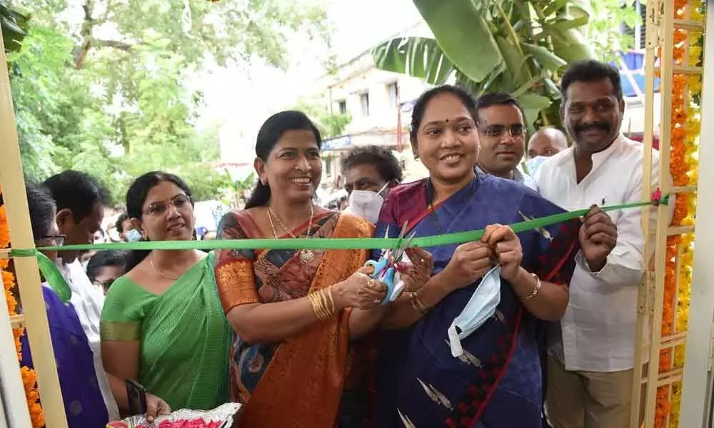 Home Minister Mekathoti Sucharita and Minister for Women and Child Welfare Taneti Vanitha inaugurating Disha One Stop Centre in Guntur city on Thursday