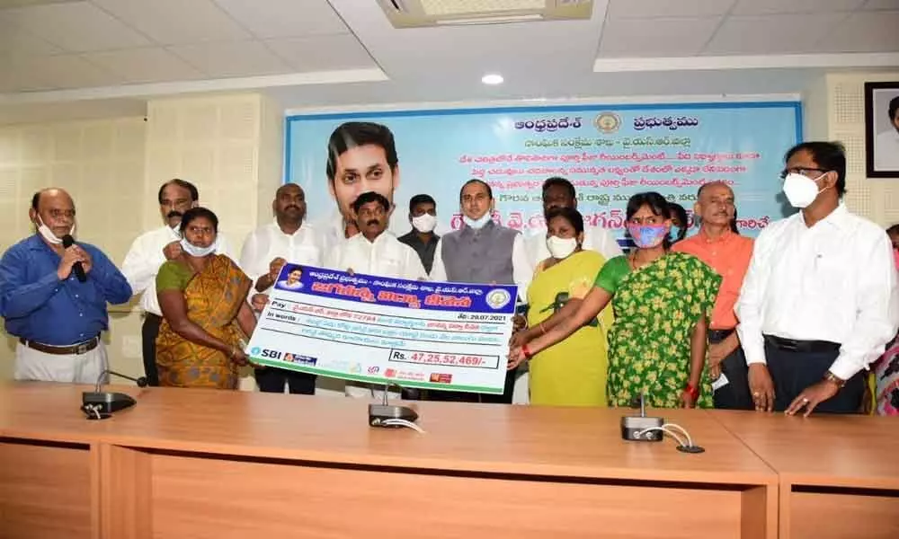 Kamalapuram MLA P Ravindranath Reddy distributing cheques to the beneficiaries of Jagananna Vidya Deevena in Kadapa on Thursday.