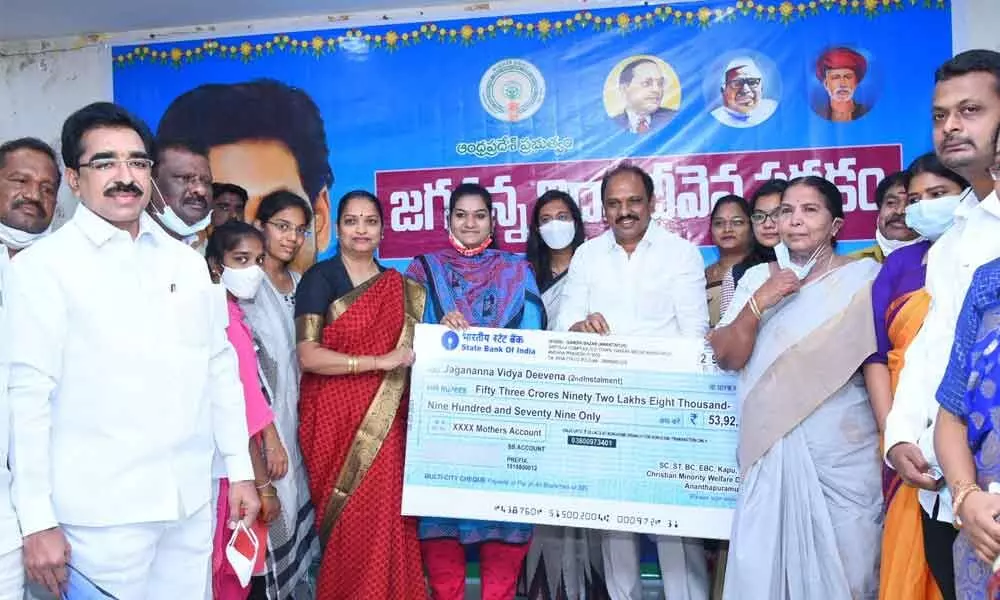 Roads and Buildings Minister M Sankara Narayana giving cheques to beneficiaries of Jagananna Vidya Deevena, in Anantapur on Thursday