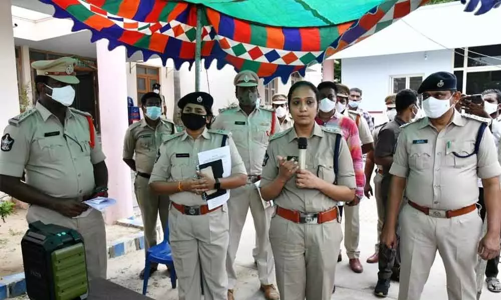 Prakasam SP Malika Garg assuring justice to the depositors of Vetapalem Society on Thursday