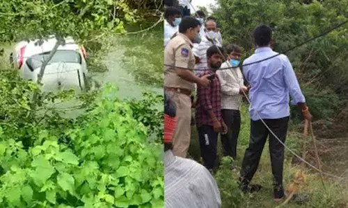 Car with five people plunges into agriculture well in Karimnagar
