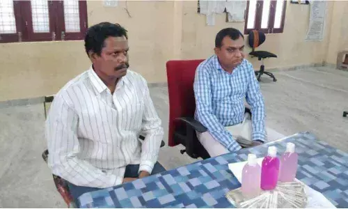 Sub-Registrar caught taking bribe