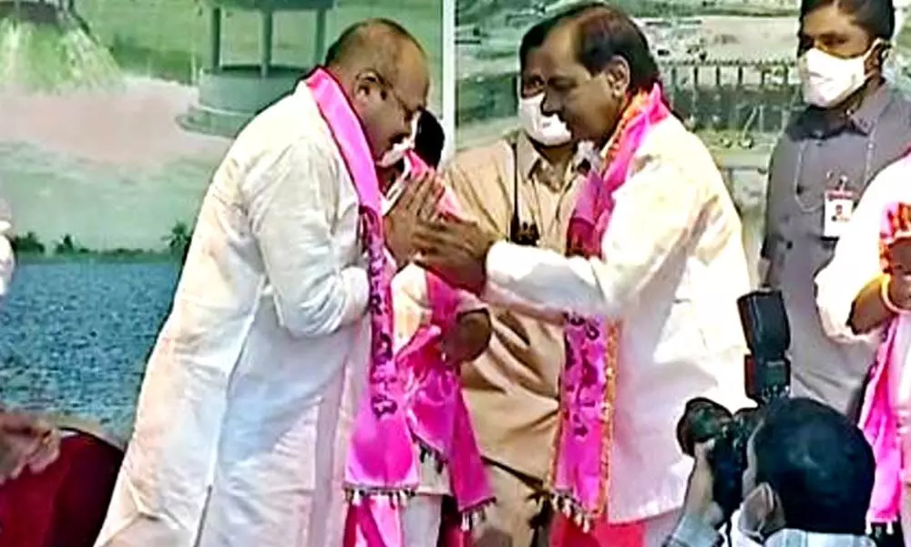 Former minister E Peddi Reddy joins TRS