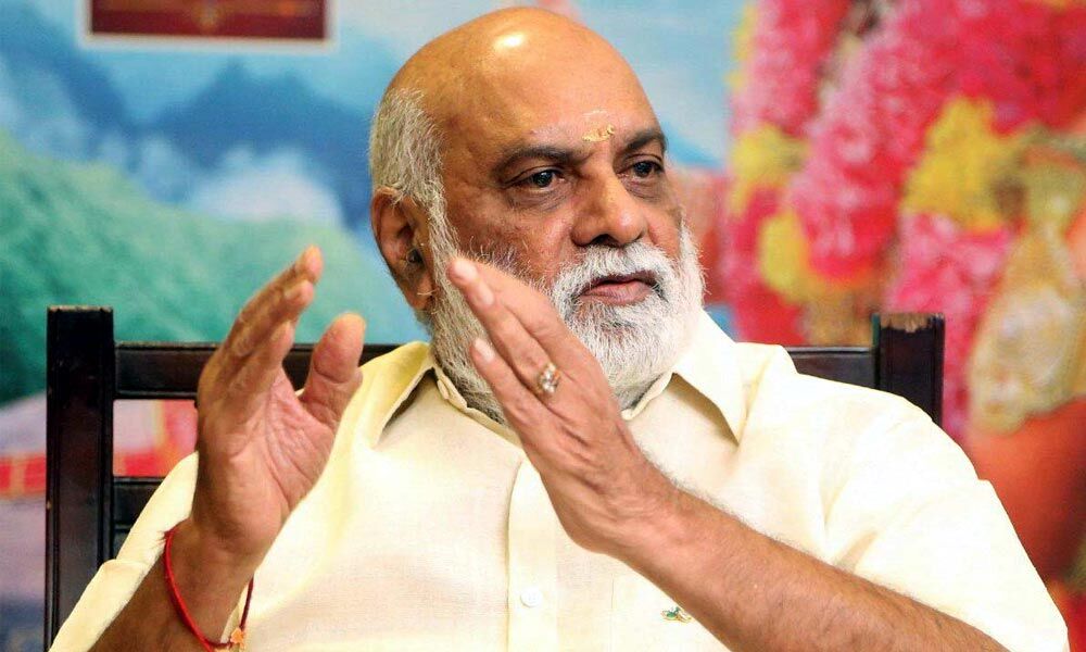 Filmmaker Raghavendra Rao Thanks Rajamouli And Chiranjeevi For Launching  His First Look From Pelli Sanda D Movie