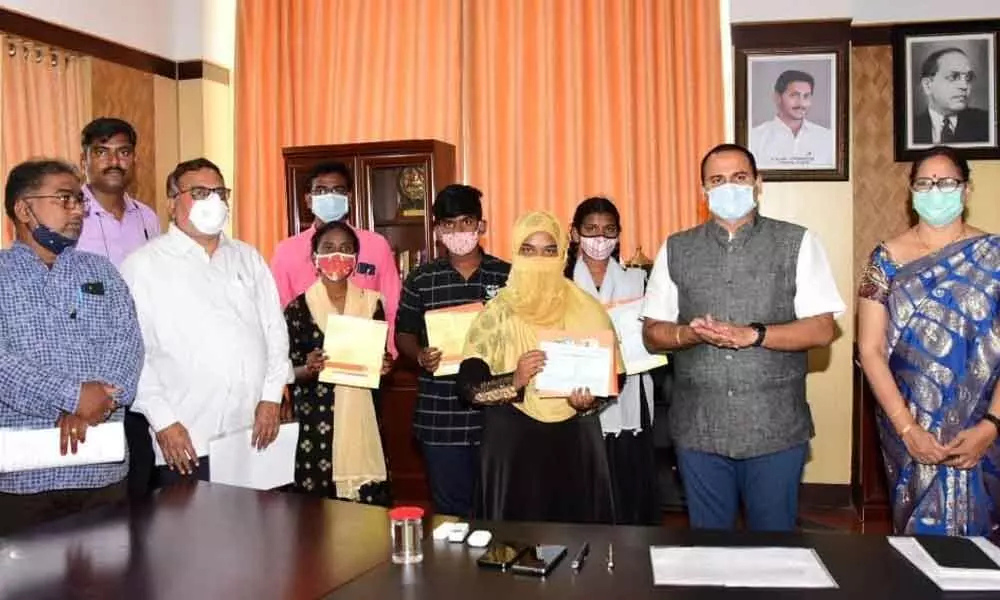 Kadapa:Financial support extended to kin of Covid victims