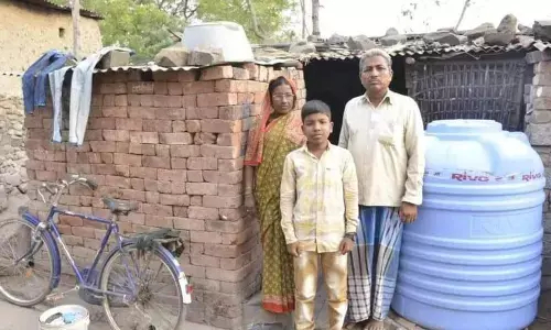 Mateen Jamadar with his parents, mother Razia Begum and father Nabisaab. Photograph: Kind courtesy Mohammad Mohsin