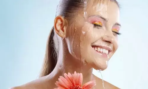 Rain-proof makeup in monsoon