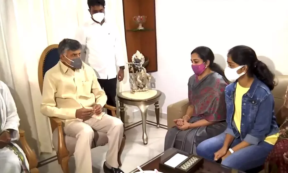Nara Chandrababu Naidu on Saturday met the family members of Devineni Uma Maheshwara Rao