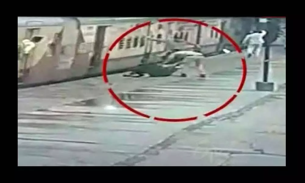 A CRPF constable saves a woman from coming under the train