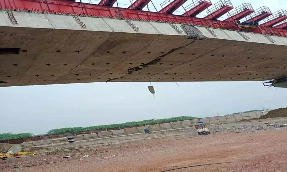 Major crack in the Dwarka Expressway
