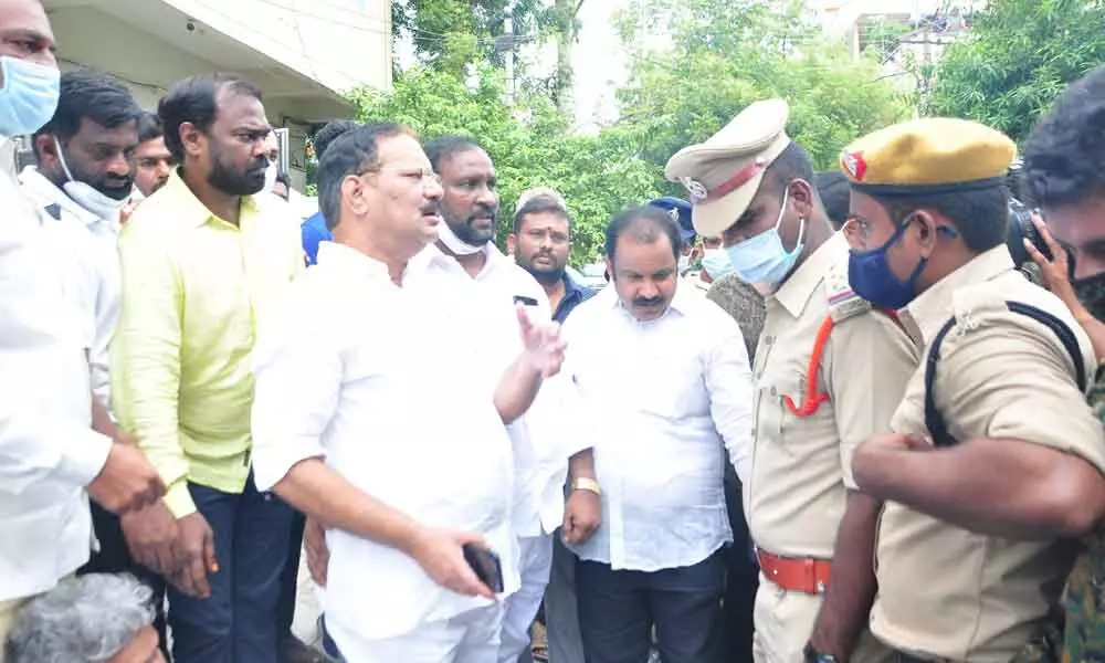 Former Minister and TDP leader Nakka Anand Babu argues with police when he was prevented from going out of his house in Guntur on Saturday