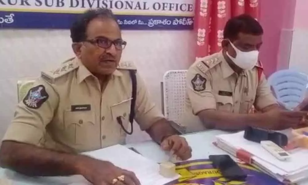 Kandukur DSP Kande Srinivasulu giving details of the arrest of Ramakrishna Reddy at a press conference at Kandukur on Saturday