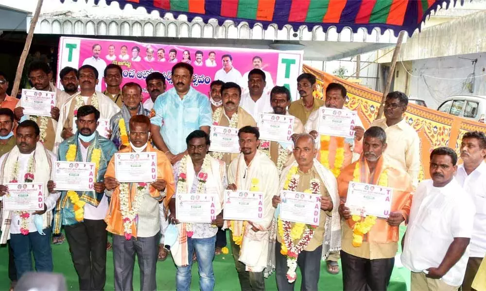 Telangana Auto Drivers Union (TADU) honorary president Gudimalla Ravi Kumar with recipients of ‘best auto driver’ awards on the World Auto Drivers Day in Warangal on Sunday