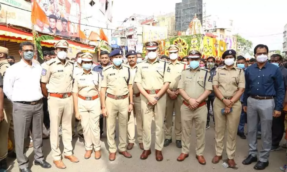 Anjani Kumar, City Police Commissioner with his team, visited the Lal Darwaza and Akkana Madanna temples and supervised the bandobast of the entire area.