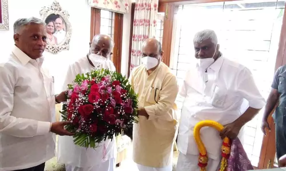 Chief Minister Basavaraj Bommai on Sunday met his political mentor and former Prime Minister H.D. Deve Gowda and sought his blessings