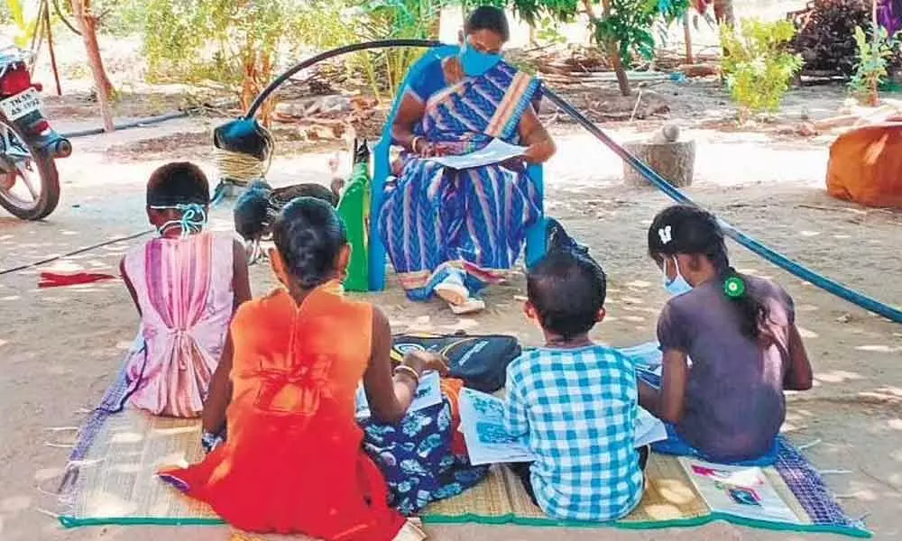 Meena teaching her students in Viralimalai