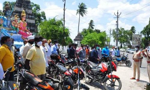 Ongole: Cops create awareness on wearing BIS helmet