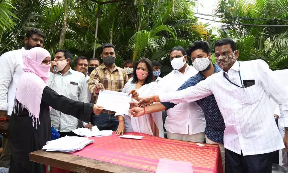 Mayor Gadwal Vijayalakshmi distributes ration cards
