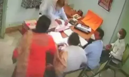 Fight between Endowment officials in Vishakhapatnam